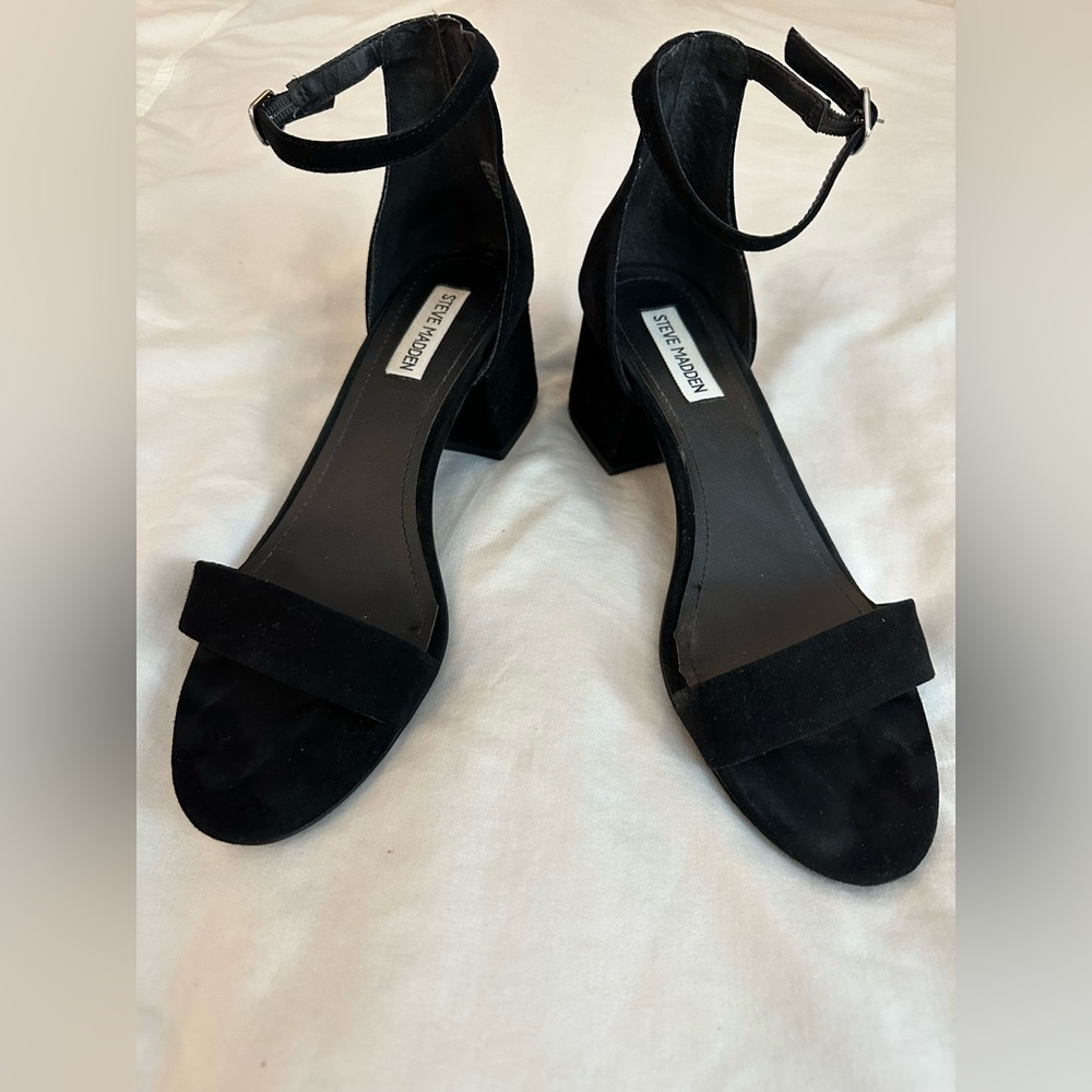 Steve Madden Irenee Round Open-Toe Ankle-Strap Block Heel
Sandals Black Suede